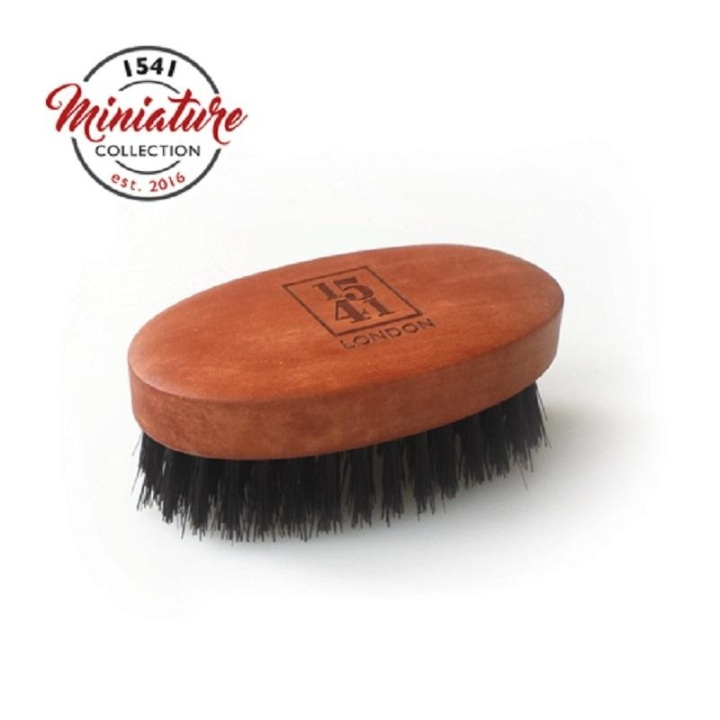 1541 London Mini Beard & Moustache Brush Pearwood i gruppen HELSE OG SKJØNNHET / Hår & styling / Barbering og trimming / Skjeggkammer og barberkoster hos TP E-commerce Nordic AB (A10180)