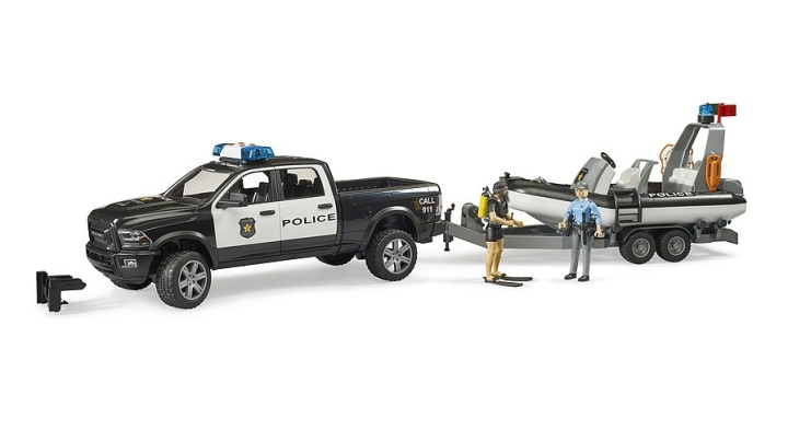 Bruder RAM 2500 Police Pickup med L+S-modul, tilhenger og båt (02507) i gruppen LEKER, BARN OG BABY / Leker / Lekebiler hos TP E-commerce Nordic AB (C94624)