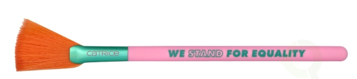 Catrice Who I Am Highlighter Brush 1 piece C01 We Stand For Equality i gruppen HELSE OG SKJØNNHET / Makeup / Verktøy og sminkesett / Børster og pensler hos TP E-commerce Nordic AB (D05857)