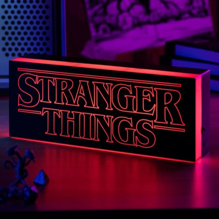 Stranger Things-lampe med logo i gruppen SPORT, FRITID & HOBBY / Morsomme produkter / Samlerobjekter hos TP E-commerce Nordic AB (D07548)